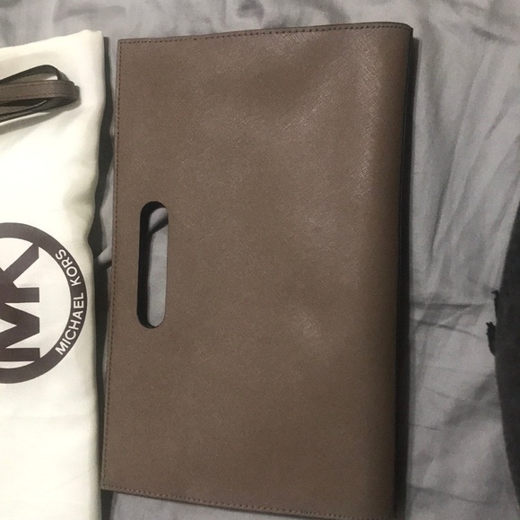 Original Michael Kors Tan Clutch W/ Dust Bag - Picture 4 of 5